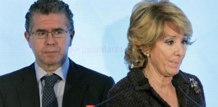 Fotografía de archivo tomada el 28/12/2010 en Madrid, del hasta ahora secretario general del PP de Madrid, Francisco Granados, junto a la presidenta de la Comunidad de Madrid y de la formación, Esperanza Aguirre