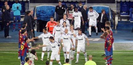 Pasillo del FC Barcelona al Real Madrid en el Santiago Bernabéu. El partido acabó con la victoria del Real Madrid por 4 goles a uno.