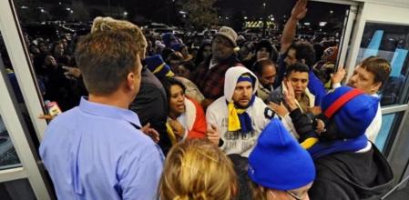 Una imagen de una cola de compradores entrando en la tienda Best Buy en Mesquite (Texas), EE.UU., hoy viernes 25 de noviembre de 2011. La tienda abrió sus puertas a medianoche para atraer a los compradores del Viernes Negro