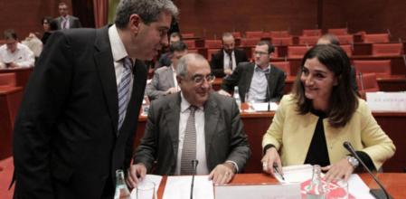 Francesc Homs conversa con los diputados del PSC Joaquim Nadal y Rocío Martínez-Sampere, durante la comisión parlamentaria sobre el pacto fiscal finalizada el pasado octubre