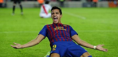 Alexis Sánchez celebra uno de sus goles ante el Rayo Vallecano