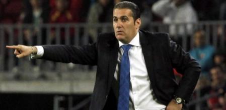 Los entrenadores del Rayo Vallecano José Ramón Sandoval (i) y del FC Barcelona Pep Guardiola, siguen desde la banda el partido que enfrenta a sus equipos correspondiente a la decimoséptima jornada de liga en Primera Dvisión que se disputa esta noche en el Camp Nou