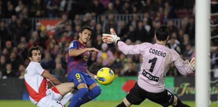 Alexis Sánchez supera a Cobeño en el encuentro ante el Rayo