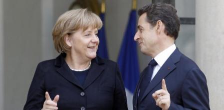 Sarkozy saluda a Merkel a su llegada al palacio del Elíseo