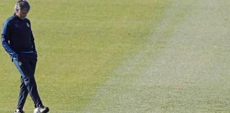El entrenador del Real Madrid, el portugués José Mourinho, durante el entrenamiento del equipo madrileño, que preparó hoy en la ciudad deportiva de Valdebebas (Madrid), el partido que disputará mañana ante el Ajax de Amsterdam correspondiente a la sexta y última jornada de la fase de grupos de la Liga de Campeones