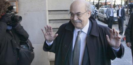 Mas-Colell, entrando en la sede de su conselleria para asistir a una de las reuniones que ha mantenido para negociar los presupuestos de 2012