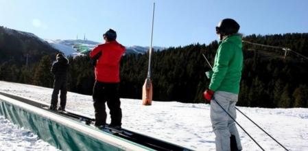 Esquiadores subiendo por la cinta a la estación de esquí de Port Ainé