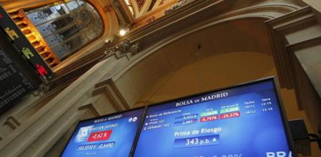 Imagen de dos paneles en el interior del Palacio de la Bolsa de Madtrid con la cotización de la prima de riesgo, que subía hasta 343 puntos básico, en una sesión en la que el Ibex-35 registraba moderadas pérdidas