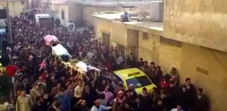 Entierro multitudinario de tres personas en la ciudad de Homs, Siria
