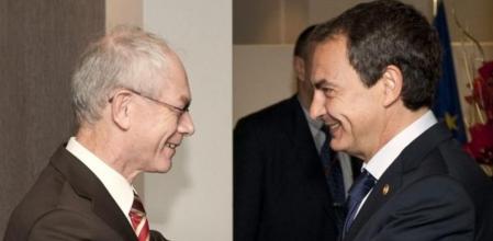 El jefe del Gobierno español, José Luis Rodríguez Zapatero, saluda al presidente del Consejo Europeo, Herman VanRompuy, con quien se entrevistó poco antes de la reanudación hoy de la Cumbre de la UE en Bruselas.