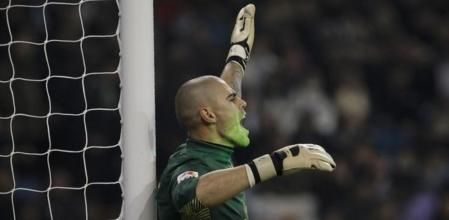 El portero del FC Barcelona Víctor Valdés da instrucciones a sus compañeros