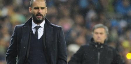 Guardiola y Mourinho, durante uno de los clásicos entre Barça y Madrid