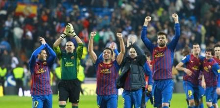 El Barça celebra el triunfo en el Bernabeu