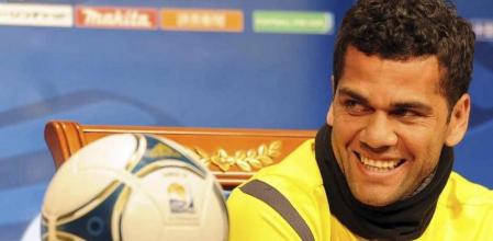 El defensor brasileño del FC Barcelona Daniel Alves sonríe durante una conferencia de prensa celebrada con motivo de los partidos del Mundial de Clubes de la FIFA, en Yokohama, centro de Japón, hoy lunes 12 de diciembre de 2011. Barcelona disputa en Japón el jueves 15 de diciembre una de las semifinales del Mundial de Clubes frente al Al Sadd qatarí