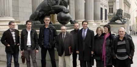Los diputados de Amaiur posan a las puertas del Congreso de los Diputados adonde han acudido esta mañana para recoger sus credenciales un día antes de la sesión constitutiva de las Cortes