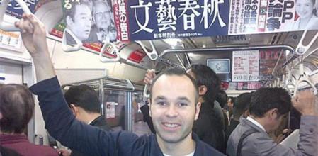 El jugador del FC Barcelona Andrés Iniesta se ha fotografiado en el metro de Tokyo, donde su equipo disputará el Mundial de Clubes