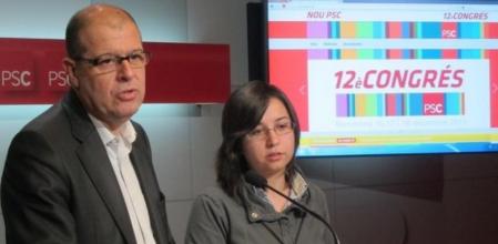 El secretario de organización del PSC, José Zaragoza, y la responsable de comunicación 2.0, Jordina Freixenet, durante la presentación de la web y el lema del 12º Congreso de los socialistas catalanes