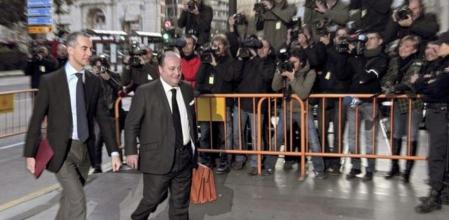 El ex secretario genral del PPCV, Ricardo Costa, a su llegada esta mañana al Tribunal Superior de Justicia de Valencia, donde hoy se celebra la segunda jornada del juicio que se sigue contra él y el ex presidente de la Generalitat Valenciana, Francisco Camps, por la denominada causa de los trajes del caso Gürtel.