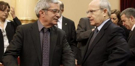 El presidente de ICV, Joan Saura (i), conversa con el expresidente de la Generalitat y designado senador en representación del Parlament catalán, José Montilla, antes de la sesión constitutiva del Senado, en la que toman posesión de sus escaños los parlamentarios de la X legislatura.