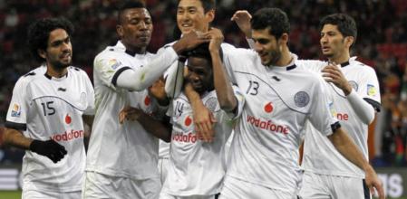 Los jugadores del Al Sadd celebran el tanto conseguido frente al equipo tunecino Esperance durante el Mundial de Clubes, que se celebra en Tokyo