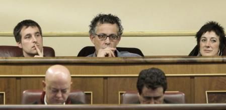 Los miembros de Amaiur Iker Urbina, Xabier Errekondo y Maite Aristegui, durante la sesión constitutiva del Congreso de la X Legislatura