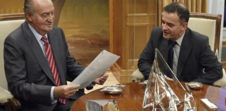 El rey Juan Carlos observa la carta que le ha entregado el diputado de ERC, Alfred Bosch