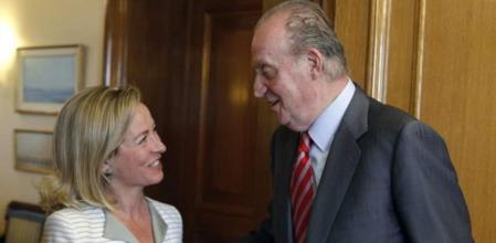 El rey charla con Ana María Oramas Gonzalez-Moro, dioutada de Coalición Canaria, a quien recibió para cumplir con el calendario de las consultas del rey