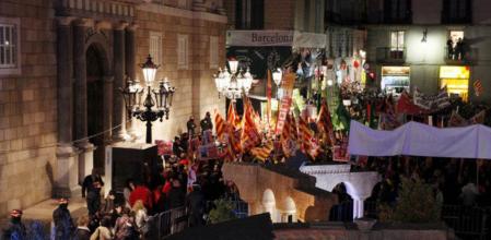 Miles de trabajadores públicos se han concentrado en la plaza Sant Jaume