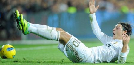 Mesut Özil se vio otra vez superado ante el equipo azulgrana