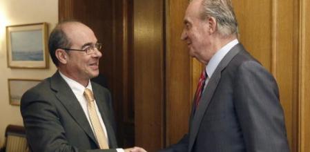 El rey saluda al diputado del BNG Francisco Jesús Jorquera, a quien recibió hoy para cumplir con el calendario de las consultas del monarca con los representantes designados por los grupos políticos con representación parlamentaria