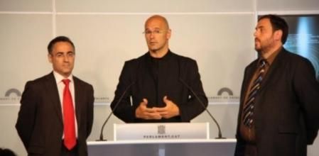 Los eurodiputados Ramon Tremosa (CiU), Raül Romeva (ICV) y Oriol Junqueras (ERC), en rueda de prensa en el Parlament de Catalunya