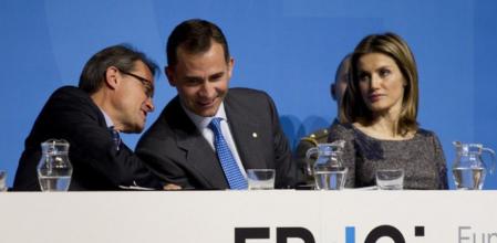 El príncipe Felipe escucha a Artur Mas en la puesta de largo ante la sociedad civil catalana de la Fundació Príncep de Girona