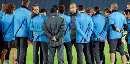 Pep Guardiola habla: la plantilla escucha con atención