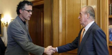 El rey Juan Carlos saluda al diputado de Amaiur Xabier Mikel Errekondo Saltsamendi, a quien ha recibido en audiencia en el Palacio de La Zarzuela, en la ronda de consultas del Jefe del Estado para la investidura del presidente del Gobierno.