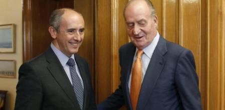 El rey Juan Carlos saluda al diputado del PNV Josu Erkoreka, a quien recibió dentro de la ronda de consultas con los portavoces de las formaciones políticas para proponer candidato a la investidura del Gobierno