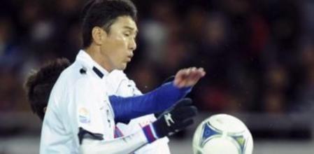 El delantero del FC Barcelona David Villa intenta controlar un balón entre los defensas del Al Sadd catarí Abdulla Koni y Lee Jung Soo en la jugada en la que se fracturó la tibia. En la imagen se puede aperciar el arqueo de la pierna izquierda.