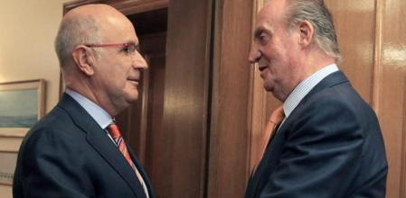 El rey Juan Carlos saluda al portavoz de CIU, Josep Antoni Duran Lleida, en una imagen de 2011