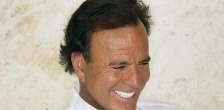 Julio Iglesias en una foto promocional.