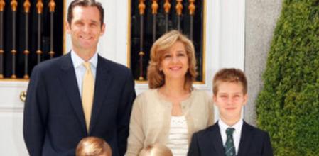 El duque de Palma, Iñaki Urdangarín, junto a su esposa, la Infanta Doña Cristina de Borbón, y sus cuatro hijos