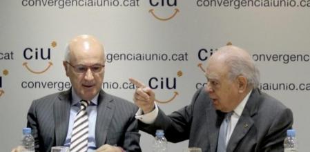 El secretario general de CiU, Josep Antoni Duran i LLeida (i), junto al presidente fundador, Jordi Pujol, durante la reunión de la Comisión Ejecutiva Nacional de la coalición nacionalista, que ha avanzado su reunión a hoy con la vista puesta en la posición que el grupo catalán adoptará durante el debate de investidura de Mariano Rajoy, que se celebrará el lunes y martes que viene.