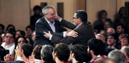 Navarro y Ros se saludan en el XII Congreso del PSC.