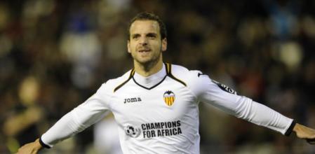 El delantero del Valencia Roberto Soldado celebra su gol durante el partido frente al Málaga