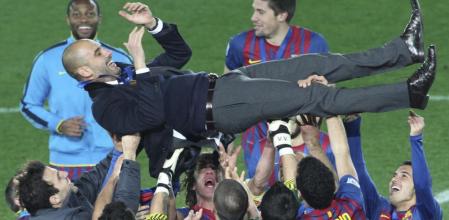 Josep Guardiola es manteado por sus jugadores tras derrotar al Santos en la final del Mundial de Clubes