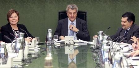 El presidente de la Cámara Baja, JesúsPosada (c), junto a Celia Villalobos y Jaime Barrero, al comienzo de la reunión de la Mesa del Congreso, que ha acordado a primera hora de hoy rechazar el recurso presentado por Amaiur y ha ratificado su decisión de que la izquierda abertzale no tenga grupo parlamentario.