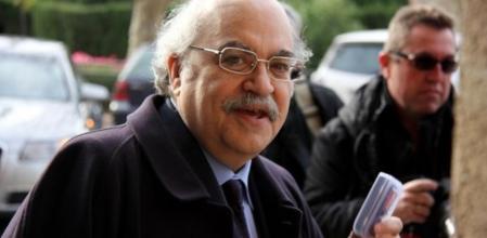 El conseller de Economia, Andreu Mas-Colell, entrando en el Parlament para entregar los presupuestos de 2012 de la Generalitat de Catalunya