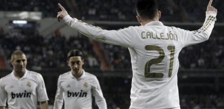 El delantero del Real Madrid, José Callejón (d) celebra junto a sus compañeros Mesut Özil (c) y Karim Benzema la consecución del primer gol de su equipo contra la S.D Ponferradina, en su partido correspondiente a la vuelta de los dieciseisavos de final de la Copa del Rey de fútbol que se disputa esta noche en el estadio Santiago Bernabeu