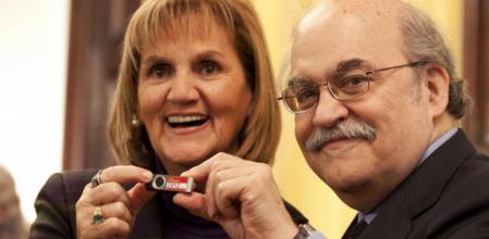 Andreu Mas-Colell entrega Núria de Gispert los presupuestos de la Generalitat para el año 2012