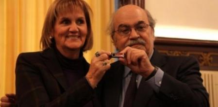 Andreu Mas-Colell, entrega a De Gispert el lápiz de memoria con la ley de presupuestos del Govern