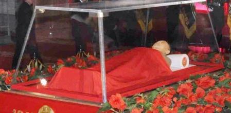 El cuerpo del fallecido Kim Jong Il está expuesto en el palacio de Kumsusan de Pyongyang