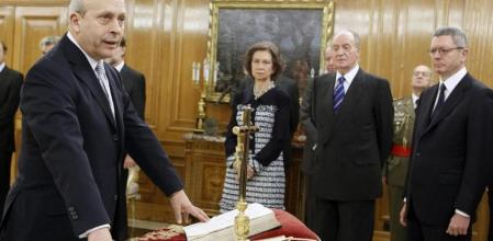 José Ignacio Wert jura su cargo como ministro de Educación, Cultura y Deporte ante los Reyes en el Palacio de la Zarzuela, con un ejemplar de la Constitución y otro de la Biblia